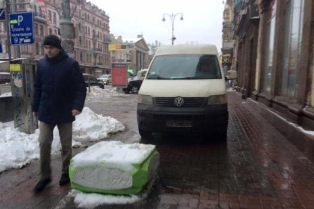 'Довбень' парковки: в Киеве водитель микроавтобуса остановился на тротуаре