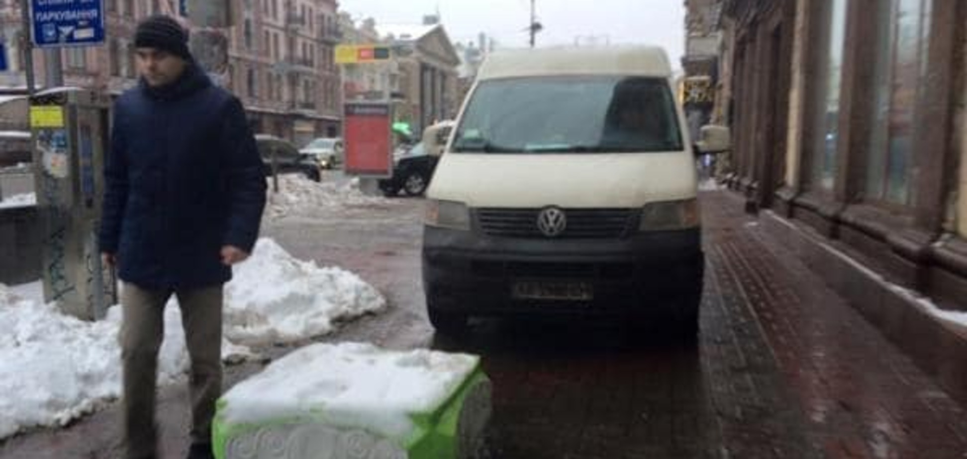 'Довбень' парковки: у Києві водій мікроавтобуса зупинився на тротуарі