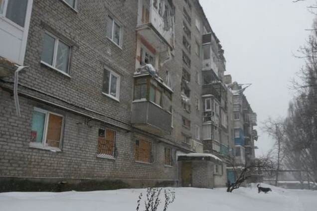 Дома без крыш и ледяные квартиры: как выживают люди в разгромленном донецком поселке. Фоторепортаж