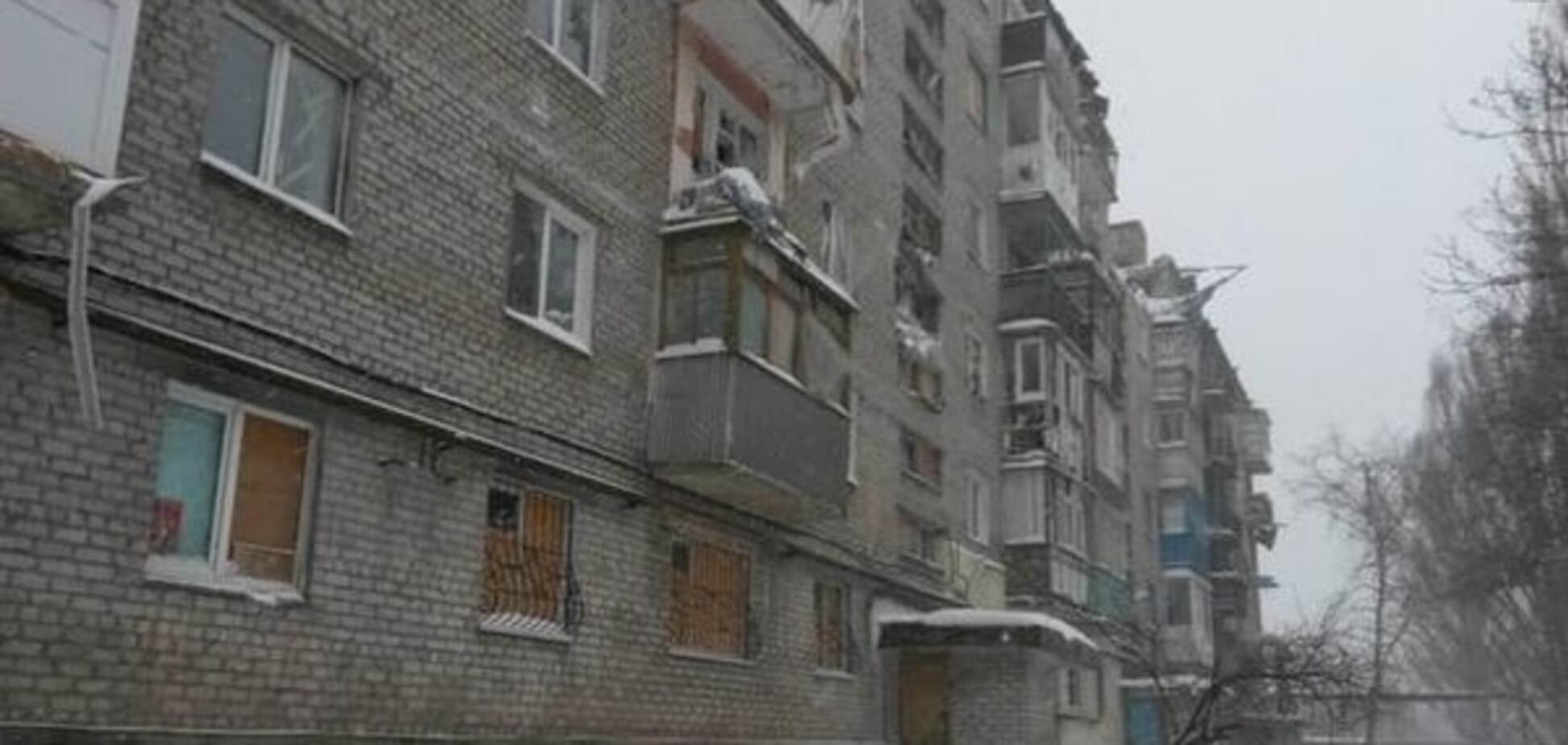 Будинки без дахів і крижані квартири: як виживають люди в розгромленому донецькому селищі. Фоторепортаж