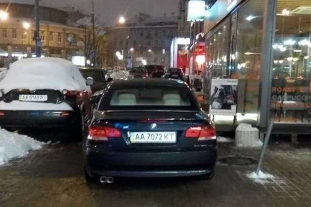 Герой парковки: в центре Киева водитель дорогого авто перекрыл тротуар