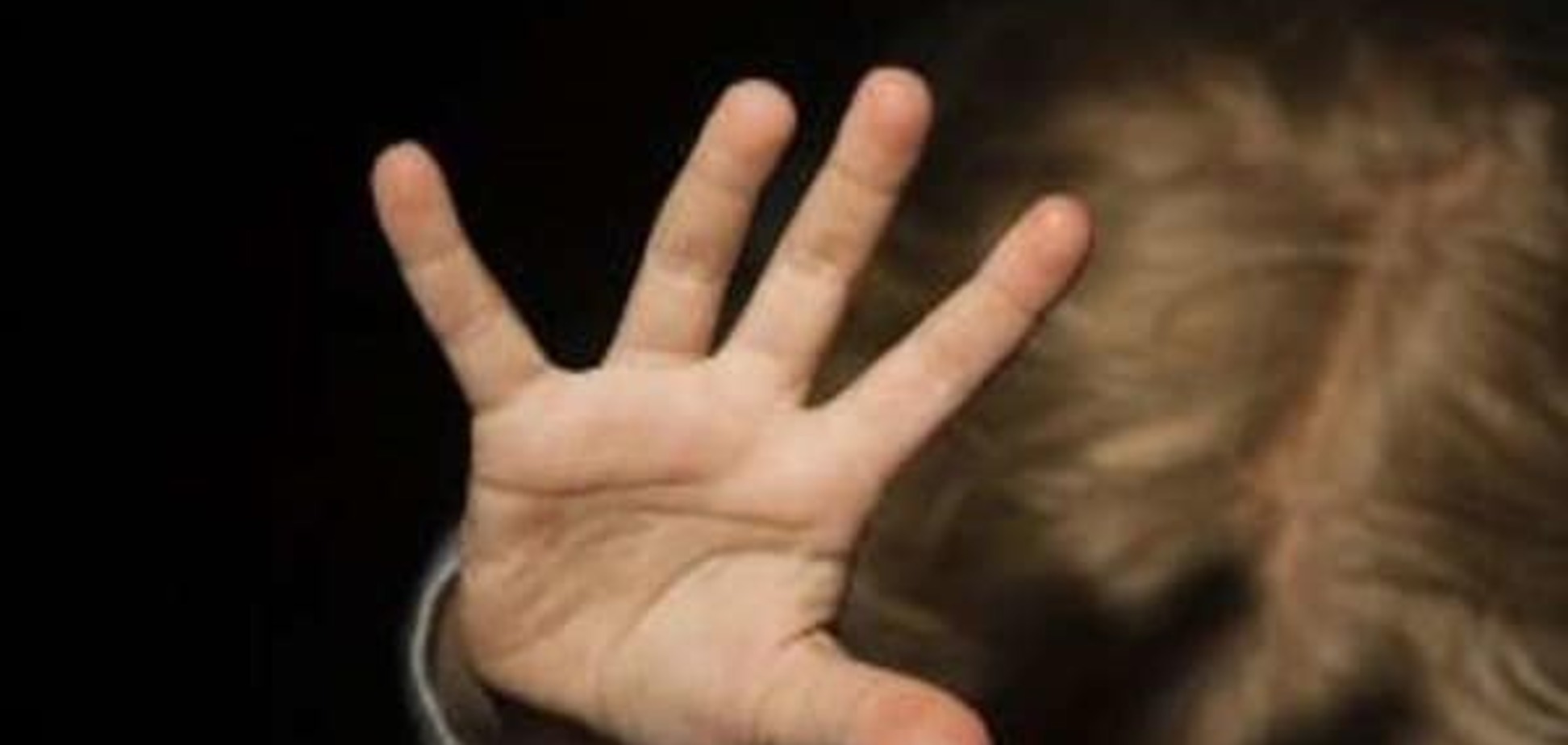 Материнская 'ласка': в Киеве женщина жестоко избила дочь