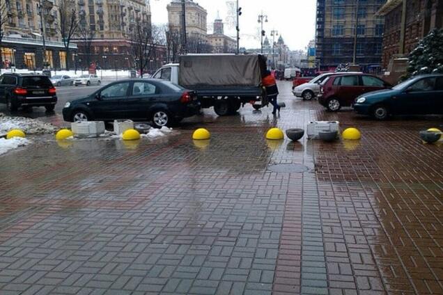 В центре Киева появились желтые 'сюрпризы' для автохамов: фотофакт