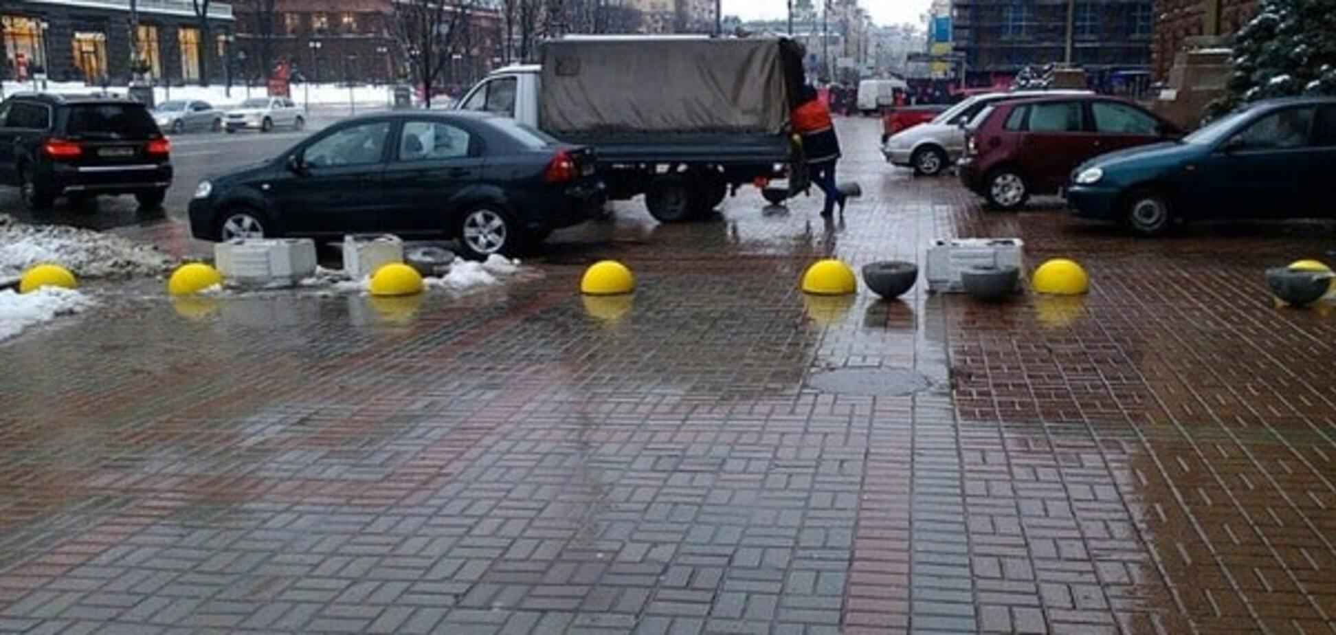 У центрі Києва з'явилися жовті 'сюрпризи' для автохамів: фотофакт