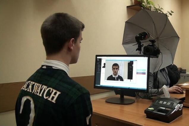 Паспорти нові, проблеми - старі: в Україні оформили перші 100 ID-карт