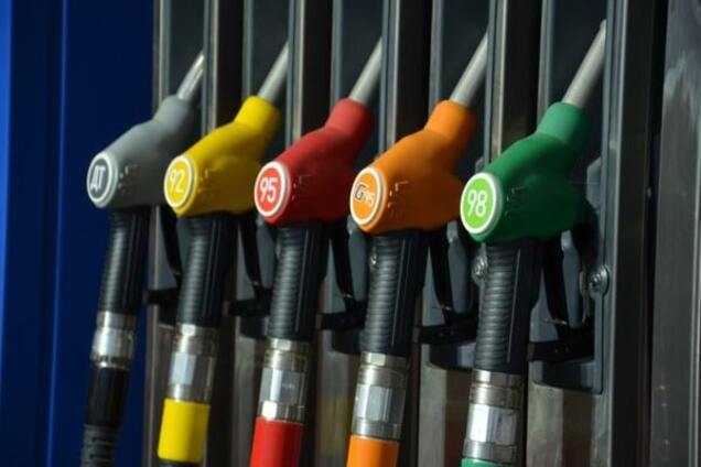 Топливный трюк: Кабмин хочет снизить цены на бензин, чтобы затем сесть 'на потоки'