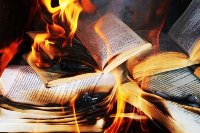 Гуси и мандарины не актуальны: в России сожгли книги, изданные при поддержке Фонда Сороса
