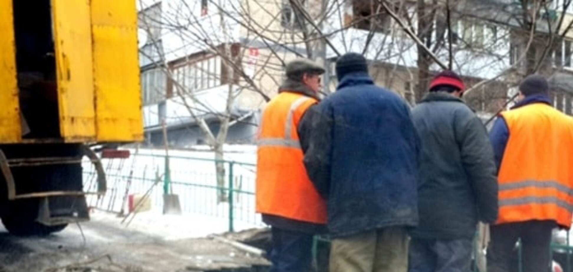 В Киеве посреди улицы провалился асфальт