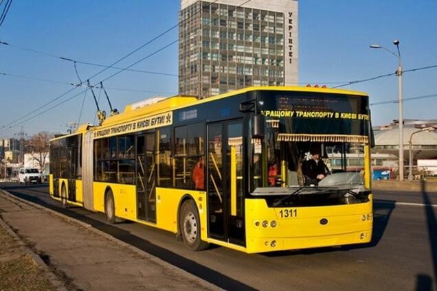 У Києві школяра вдарило струмом у тролейбусі