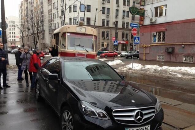 Герой парковки: в Киеве водитель Mercedes-Benz блокировал трамвай