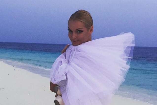 Звезда в шпагате: Волочкова на лодке похвасталась новым микро-бикини