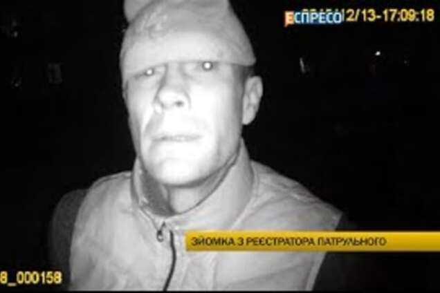 Подошел из-за угла: в Киеве мужчина с ножами напал на патрульного