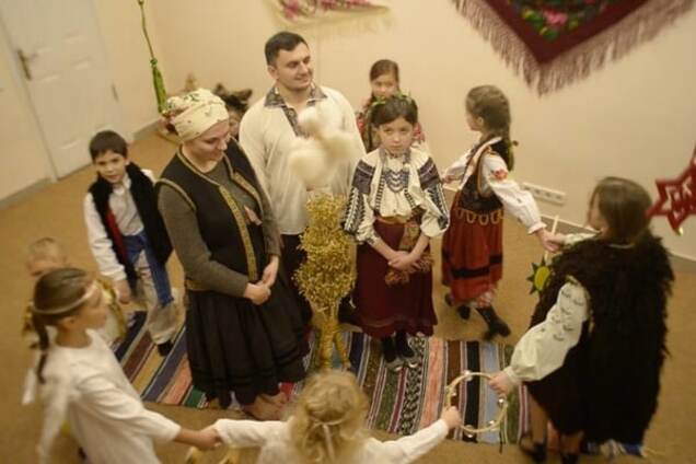 Праздник продолжается: украинская группа перепела старинную щедривку