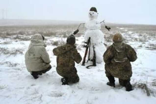 В зоне АТО на Донбассе появились 'боевые' снеговики: опубликованы фото
