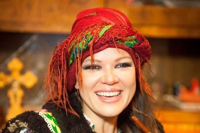 Руслана поделилась архивными фото в образе гуцулки с трубкой