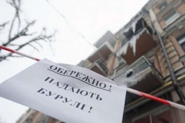 У Києві на школярку впала бурулька, дитина дивом вижив