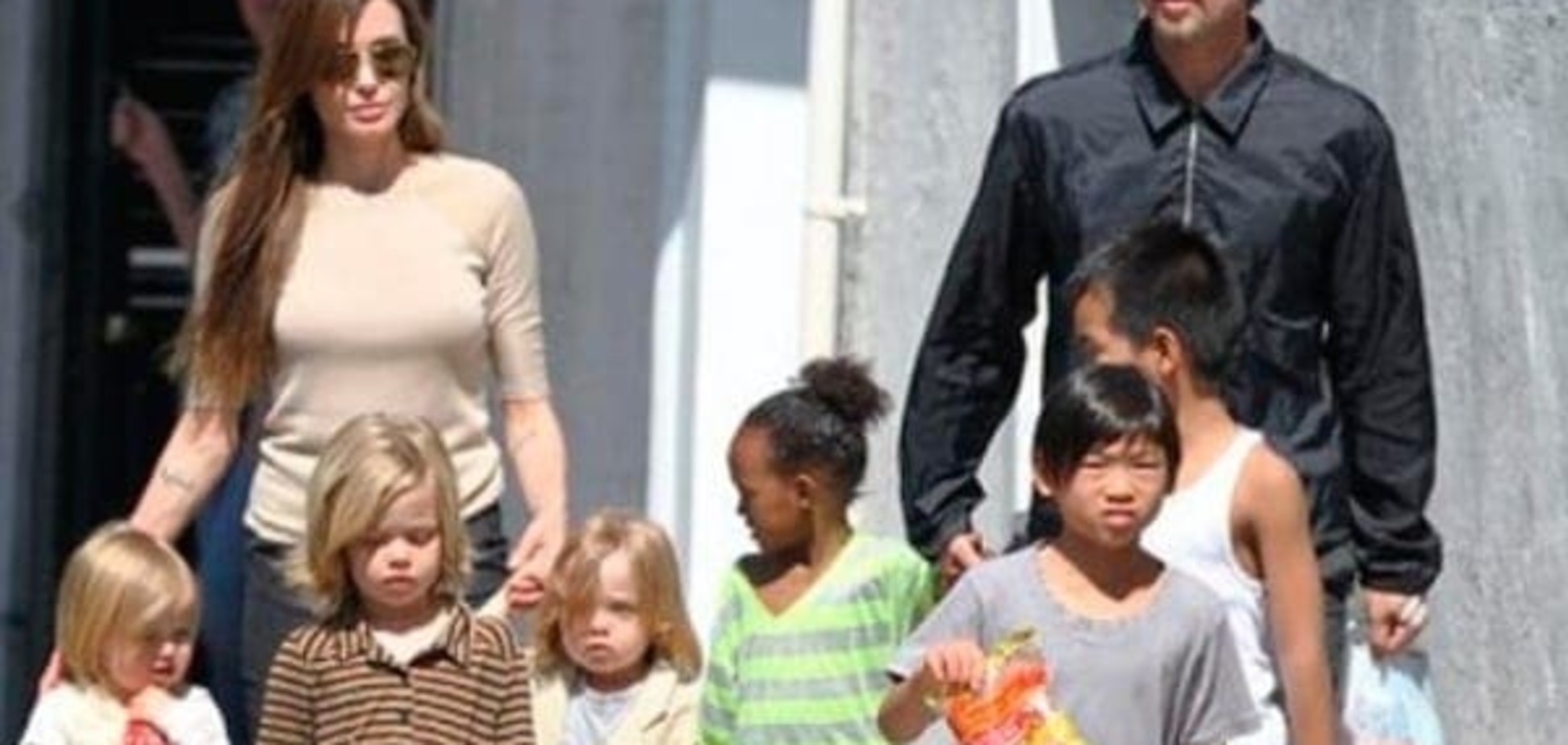 Брэд Питт и Анджелина Джоли усыновят еще одного мальчика