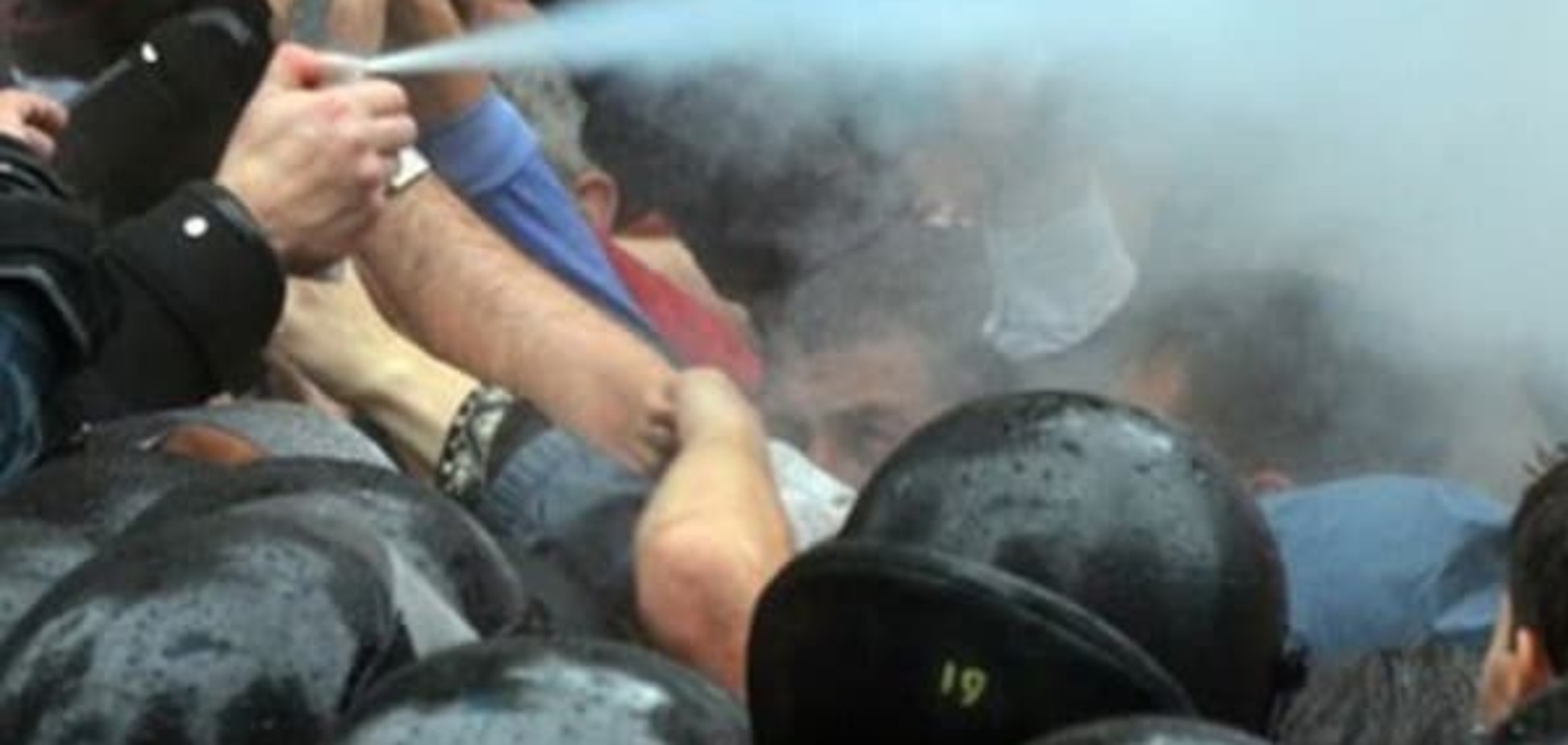 В Азербайджане войска разогнали митинг слезоточивым газом и брандспойтами