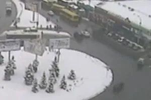 На 27-й секунде видео видно, что "Мерседес" не поворачивает на развязке, а едет прямо на пешеходную зону