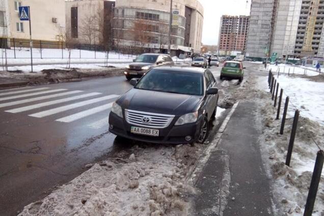 В Киеве 'герой парковки' устроил полосу препятствий для школьников