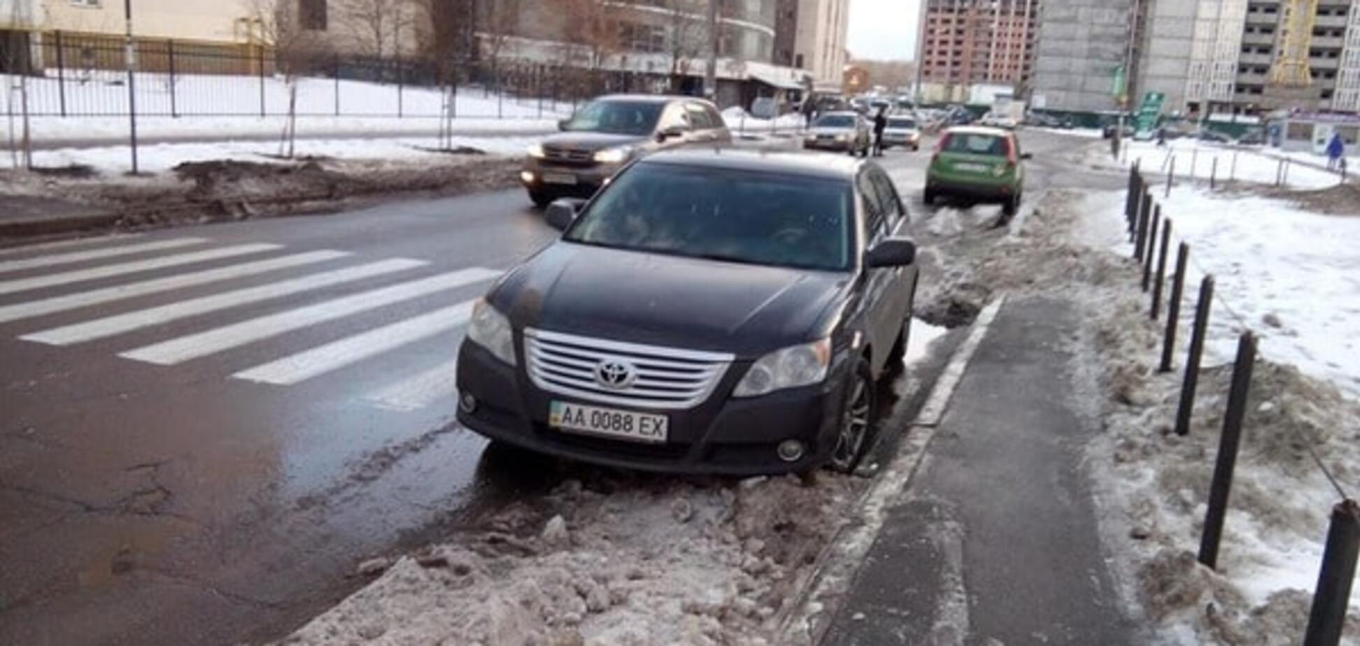 В Киеве 'герой парковки' устроил полосу препятствий для школьников