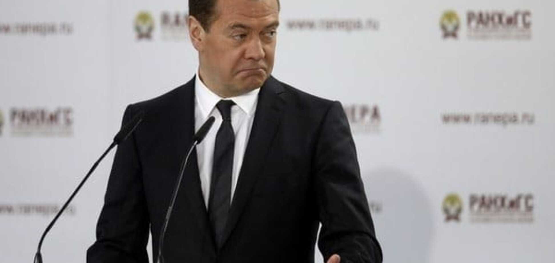 Медведев признал 'серьезные риски' бюджета России из-за обвала цен на нефть