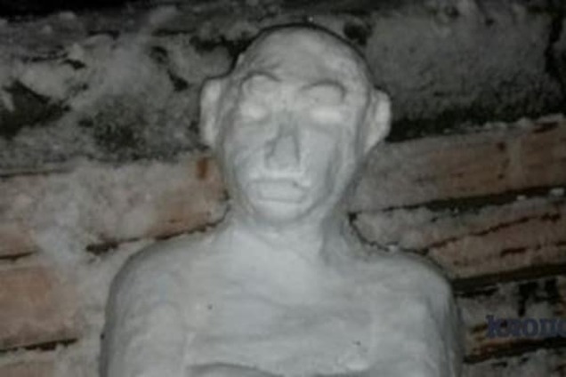 В России из снега слепили 'Путина-неандертальца': фотофакт