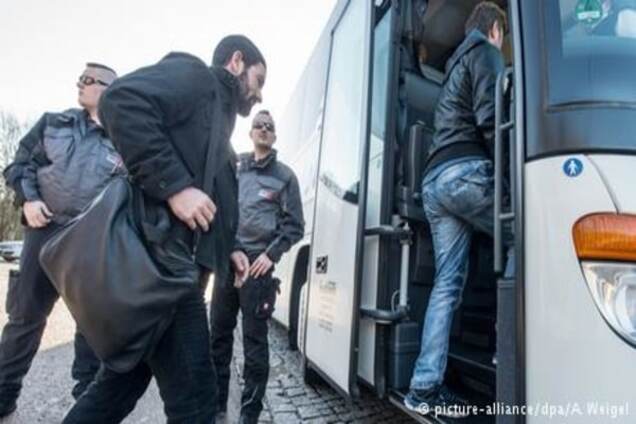 Автобус з біженцями перед офісом Меркель