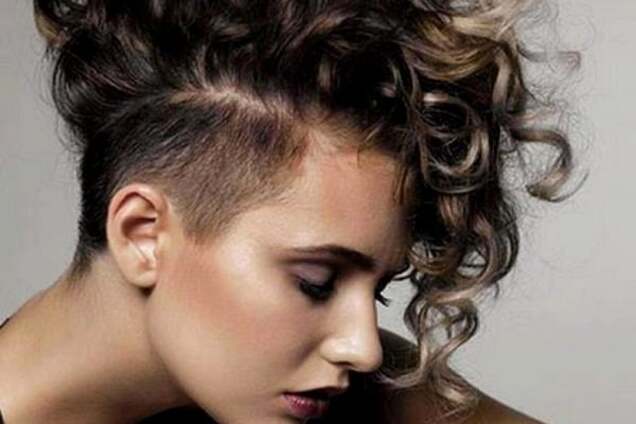 Стильные укладки и стрижки на волнистые волосы: выбери свою