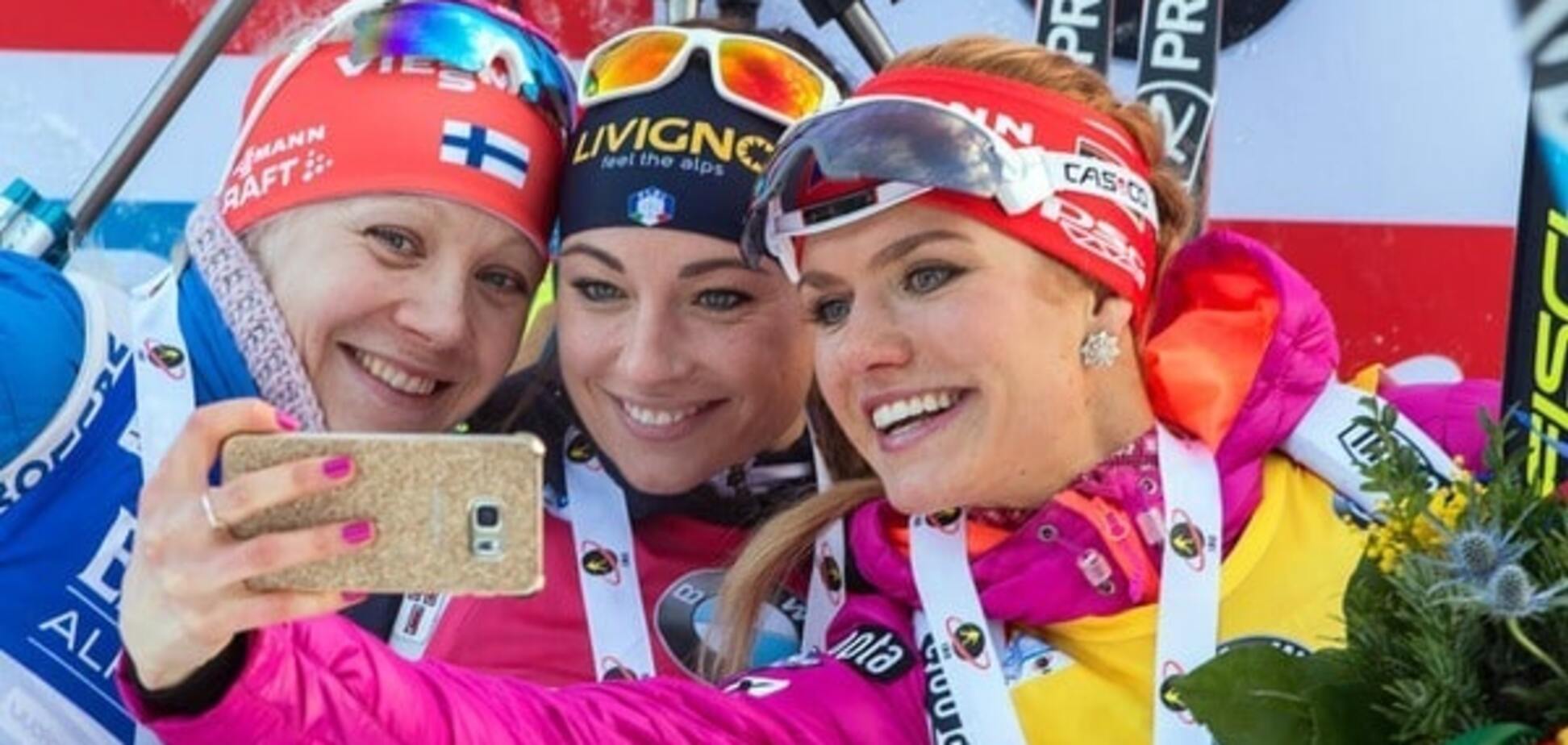 Знаменитая биатлонистка порадовала болельщиц забавным селфи с подиума: смешное фото