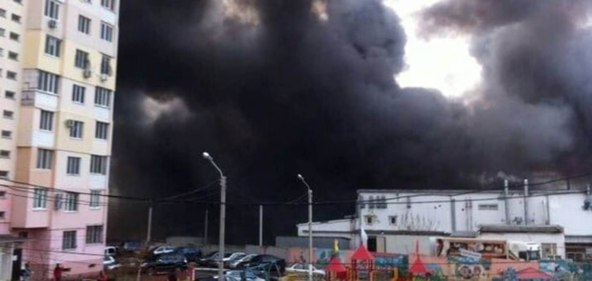 Одессу окутало дымом из-за масштабного пожара: опубликованы фото и видео