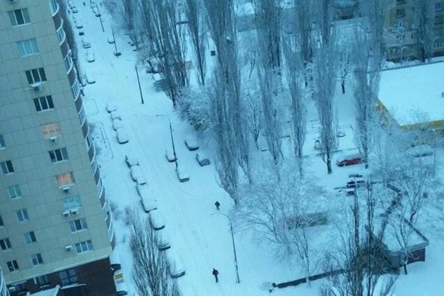 Киев за ночь обильно замело снегом: опубликованы фото и видео