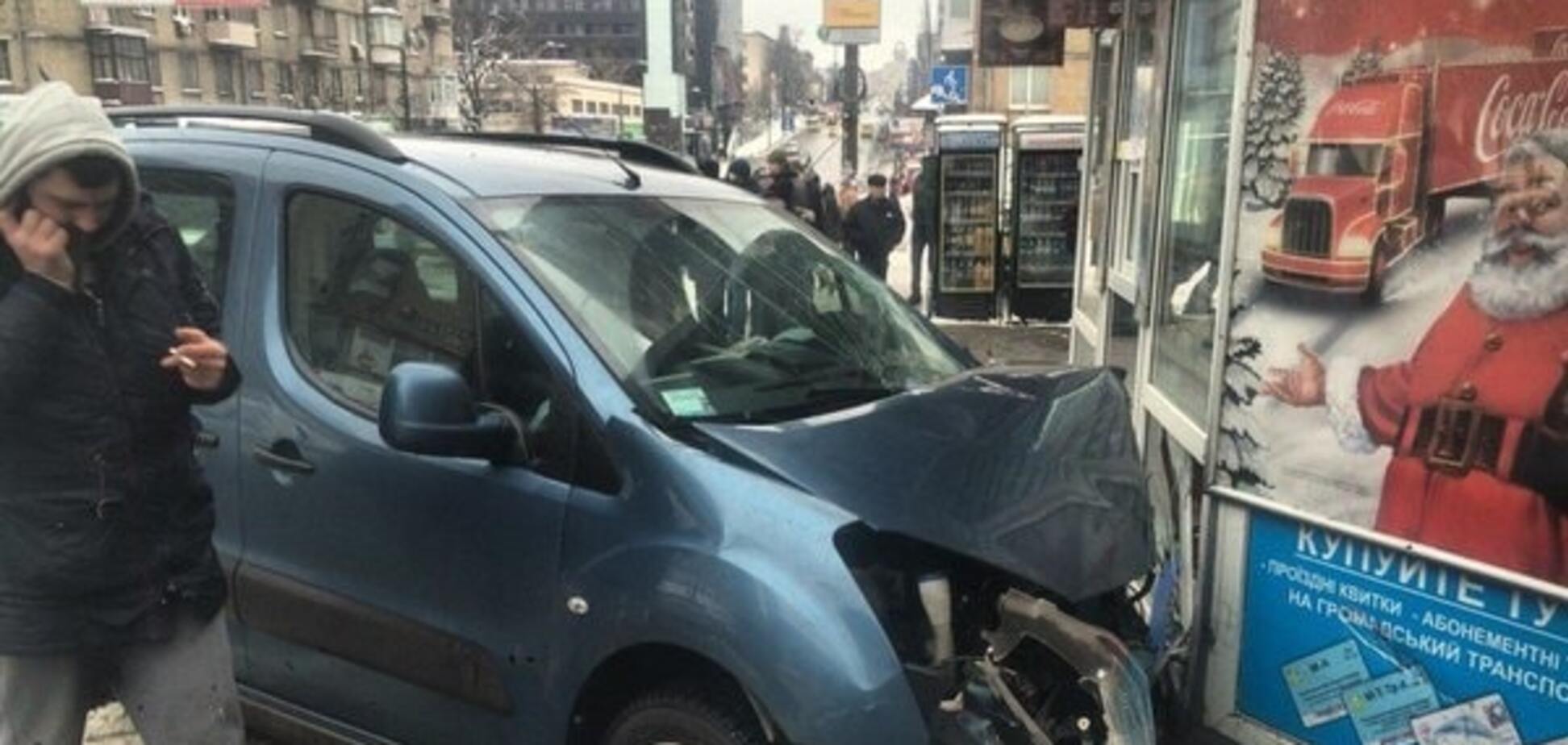 В Киеве водитель Citroen после ДТП влетел в киоск