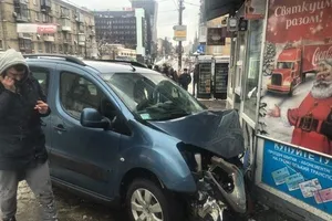 В Киеве водитель Citroen после ДТП влетел в киоск