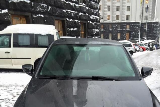 В Киеве водитель Peugeot припарковался на тротуаре возле Кабмина