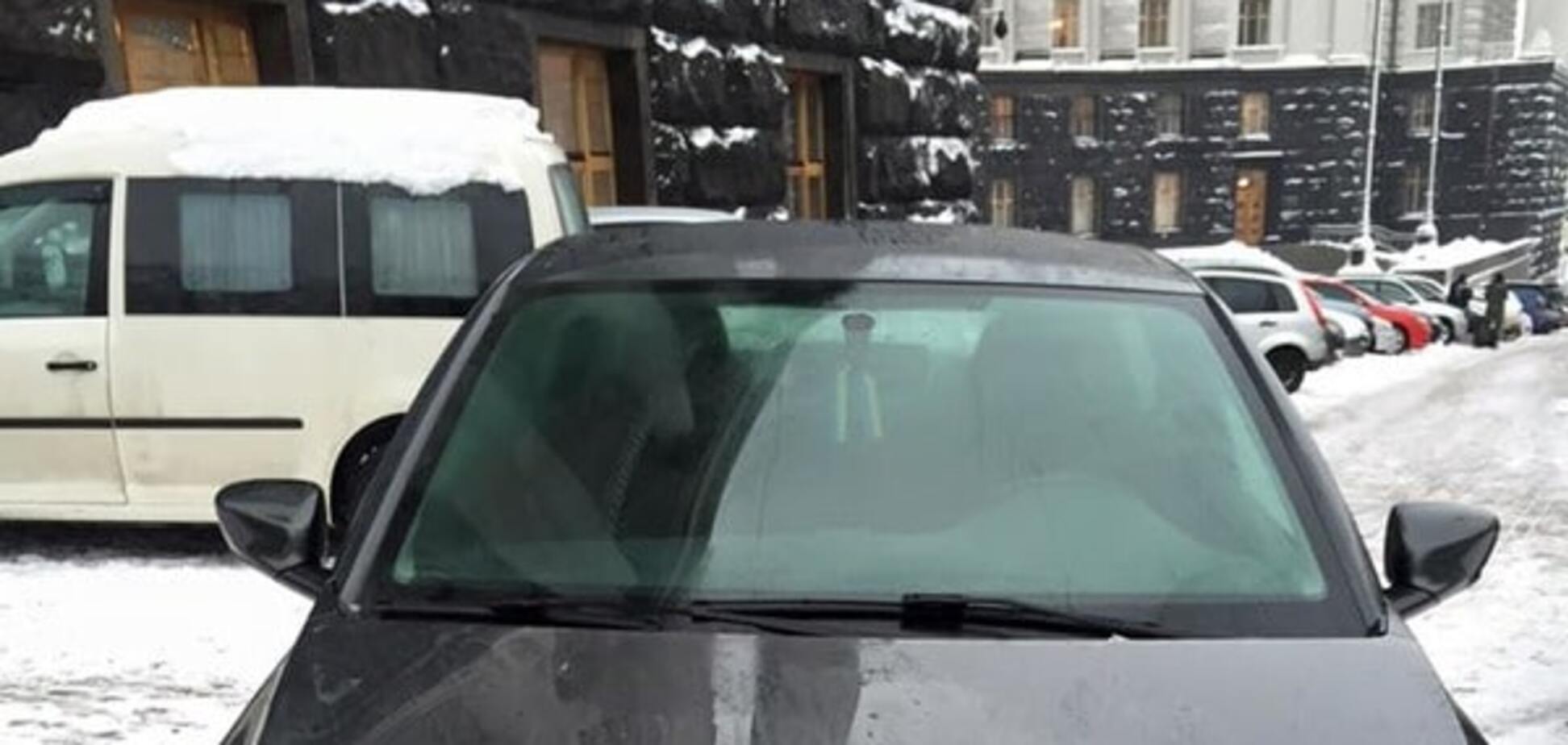 У Києві водій Peugeot припаркувався на тротуарі біля Кабміну