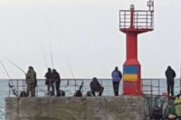 У анексованій Ялті на маяку з'явився прапор України: фотофакт