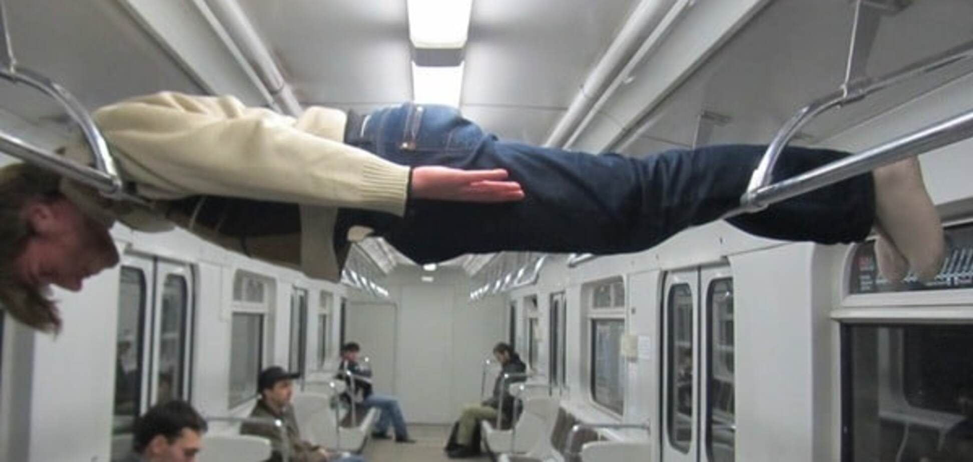 Чудеса киевского метро: опубликована смешная фотоподборка