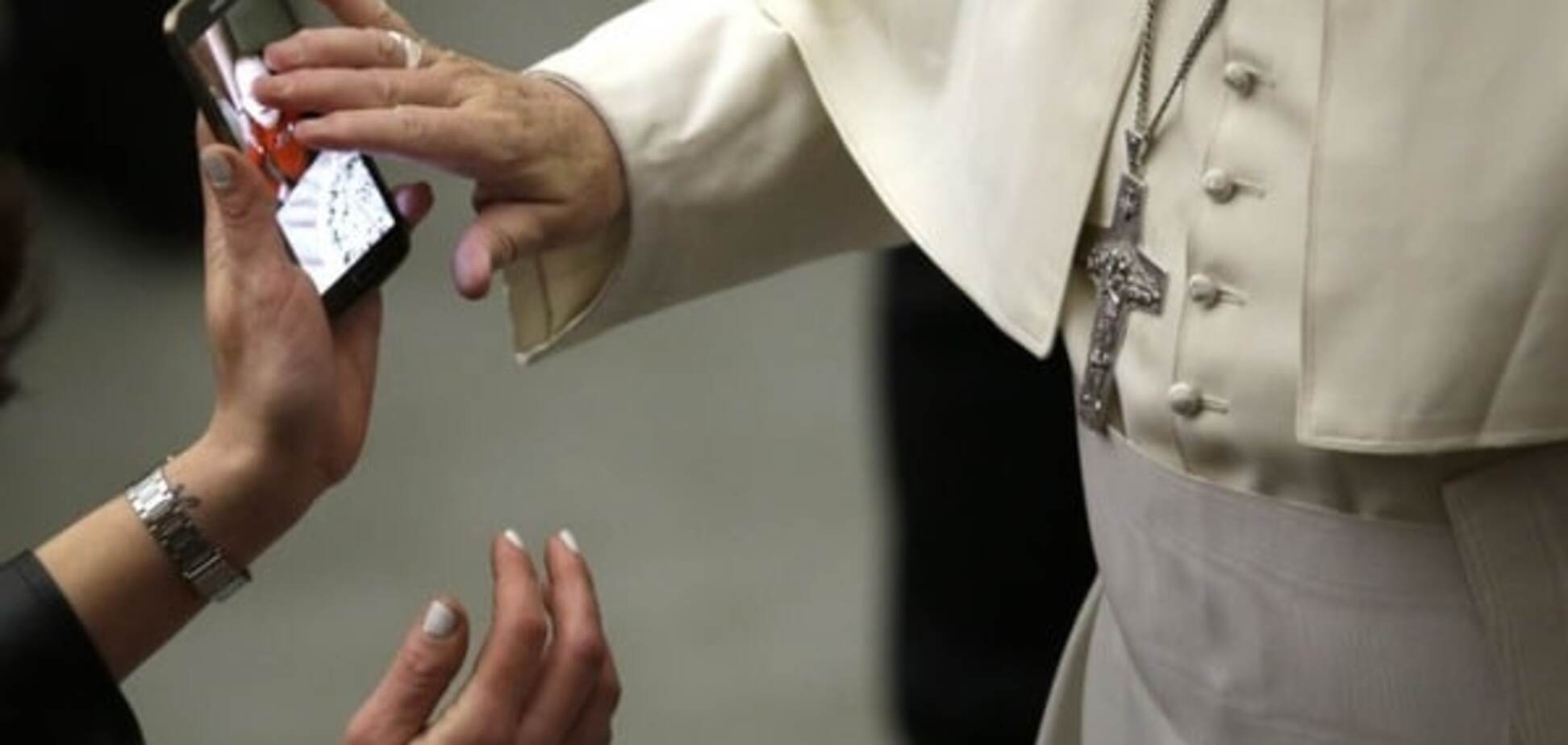 Рука Господа: Папа Франциск благословил ребенка по фото на смартфоне