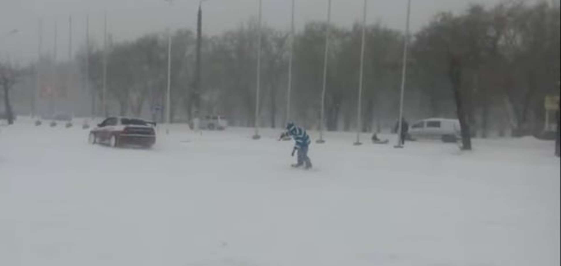 В Николаеве экстремал устроил гонки на сноуборде по оживленной трассе: опубликовано видео
