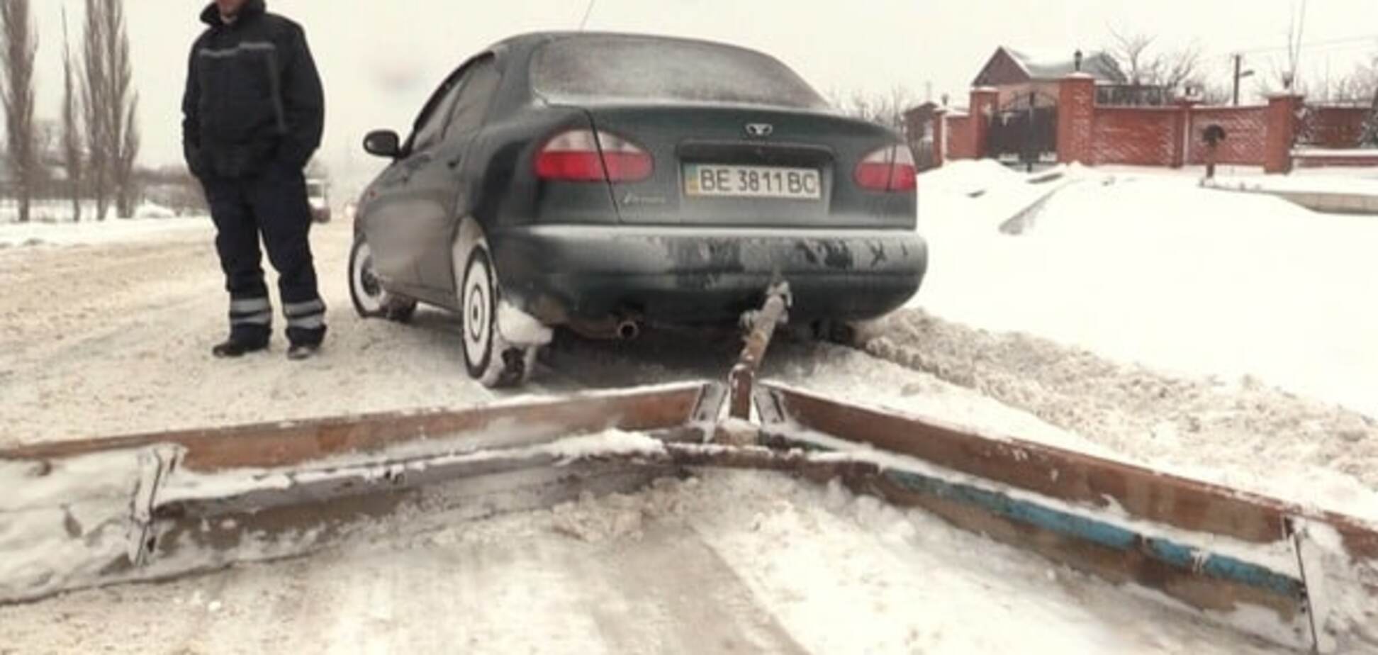 Коммунальный апгрейд: житель Николаева 'пожертвовал' своим авто ради уборки снега. Фотофакт