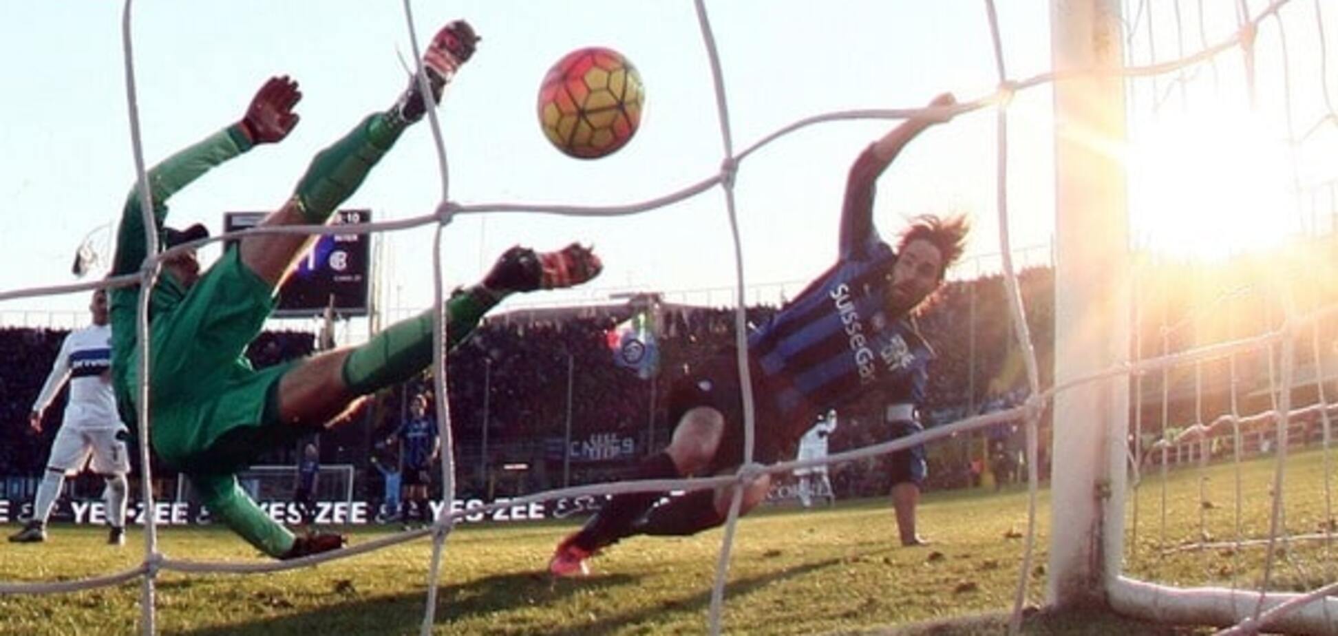 Как он это сделал? Феноменальный сэйв голкипера стал загадкой для болельщиков: видео шедевра