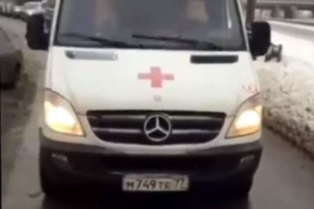 'Мусор с большой буквы': в России гаишник не пропустил 'скорую' с младенцем из-за кортежа. Видеофакт