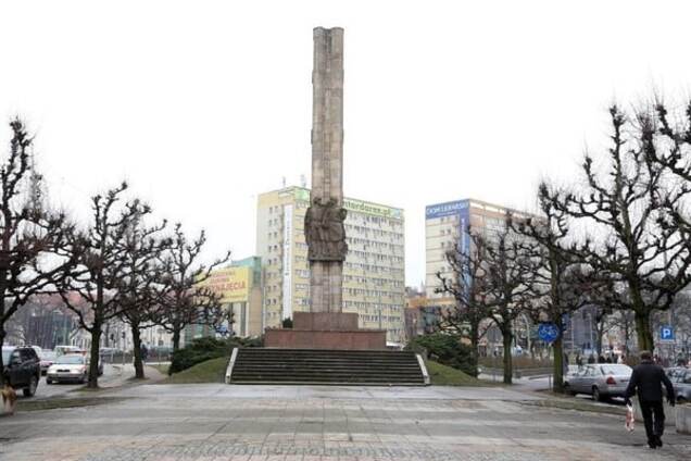 У Польщі зруйнували радянський пам'ятник, Росія закотила істерику