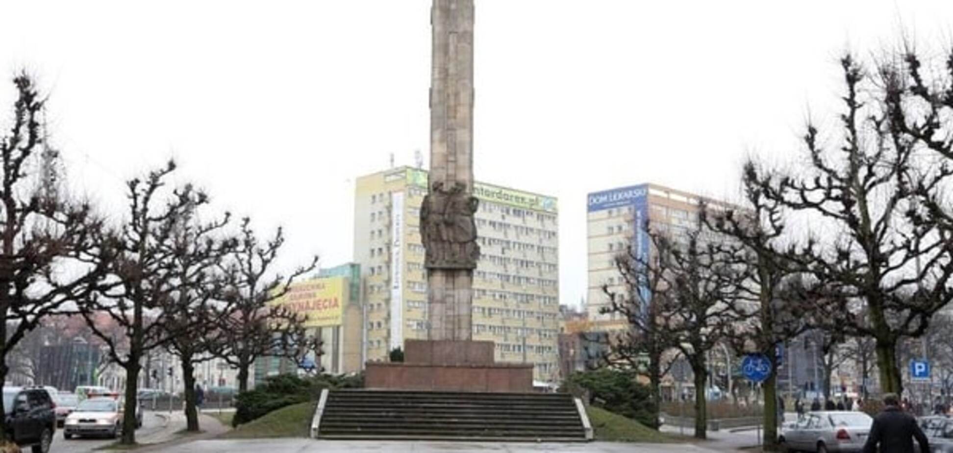 В Польше разрушили советский памятник, Россия закатила истерику