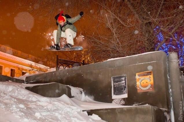 Экстрим! Потемкинскую лестницу в Одессе превратили в горнолыжную трассу: фоторепортаж