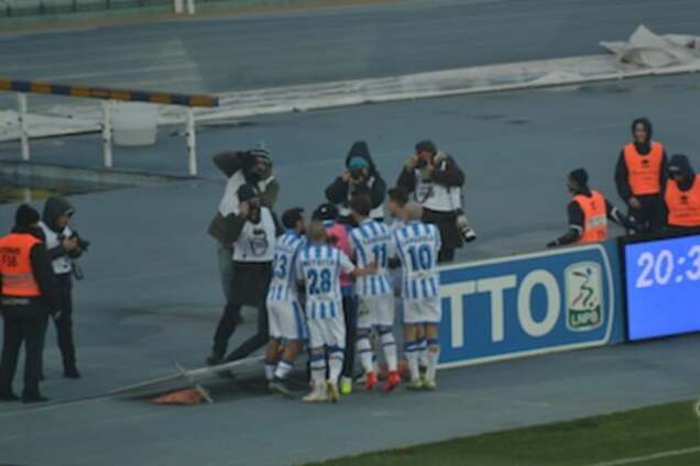 Ляп року. Футболіст потрапив у пастку, святкуючи гол: курйозне відео