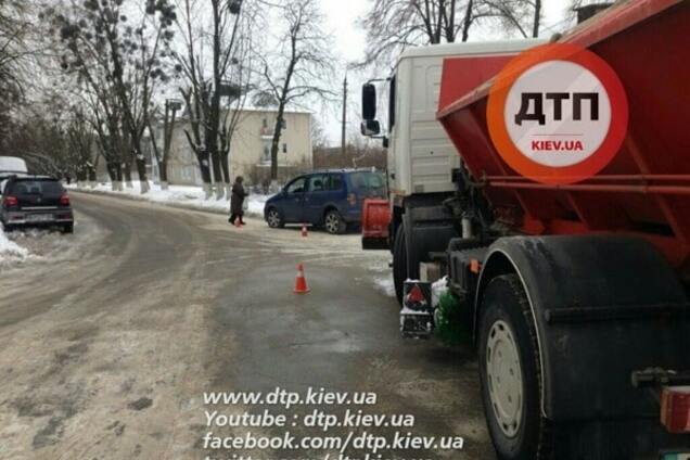 В Киеве снегоуборщик 'МАЗ' 'зацепил' Volskwagen
