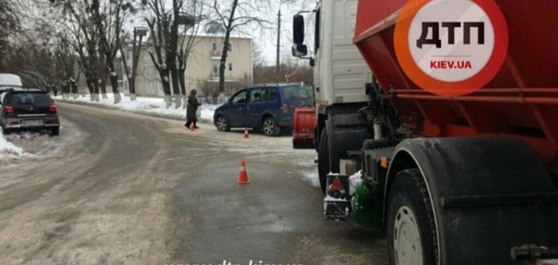 У Києві снігоприбирач 'МАЗ' 'зачепив' Volskwagen