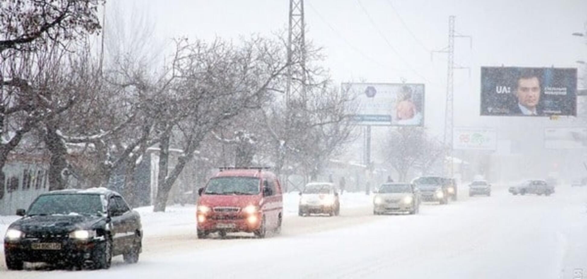 Штормовое предупреждение: где в Украине во вторник могут закрыть дороги 